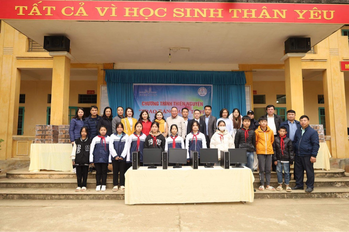 Quỹ SBF trao tặng 20 bộ máy tính cho trẻ em nghèo hiếu học tại Tỉnh Tuyên Quang