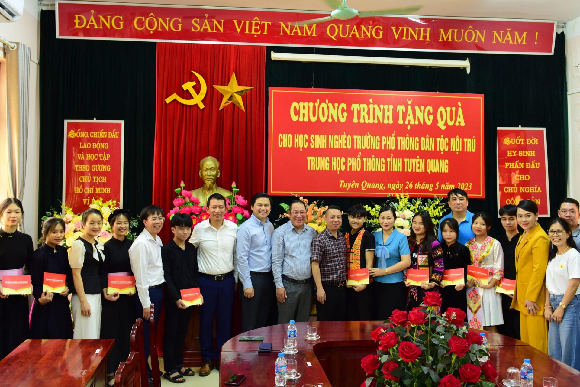 Trao tặng quà cho học sinh nghèo của Trường THPT Dân tộc Nội trú tỉnh Tuyên Quang năm học 2022-2023